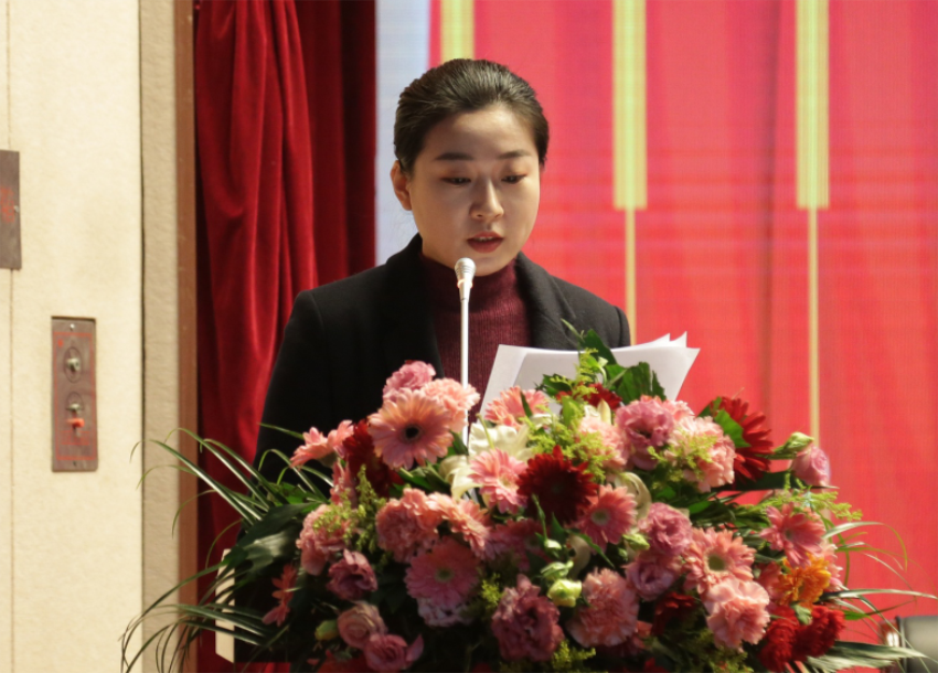 问鼎线上平台,问鼎（中国）第一届党委班子选举大会---于丽娜同志宣读大会关于通过党委和纪委报告的决议